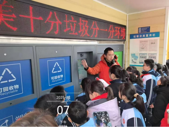 小学生践行垃圾分类活动